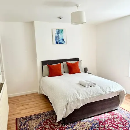 Spacious Near City Centre *