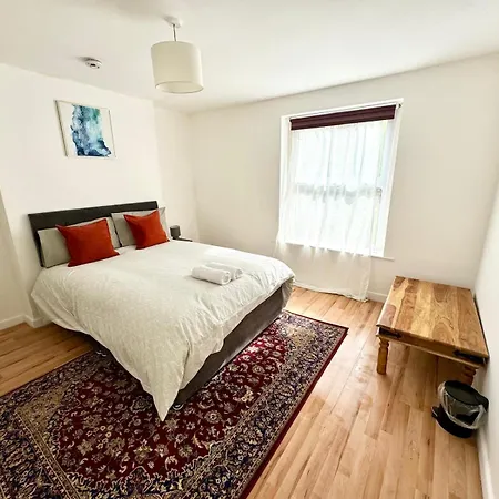 Spacious Near City Centre 布里斯托