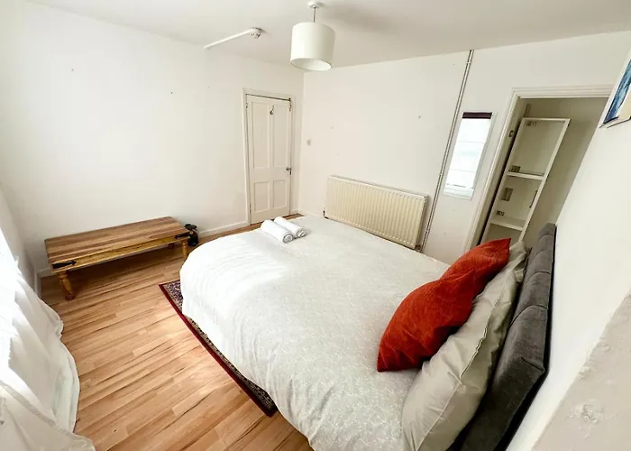 Проживання в сім'ї Spacious Near City Centre *