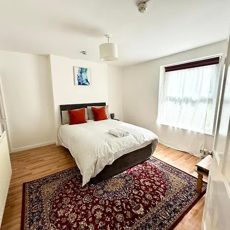 Spacious Near City Centre Bristol