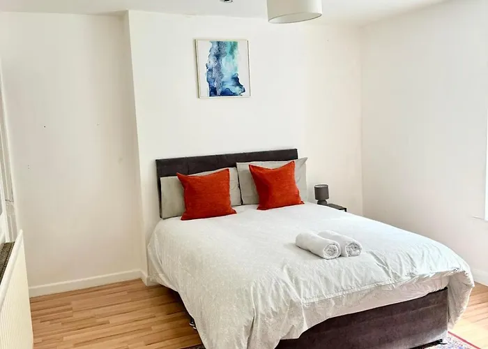 Spacious Near City Centre *