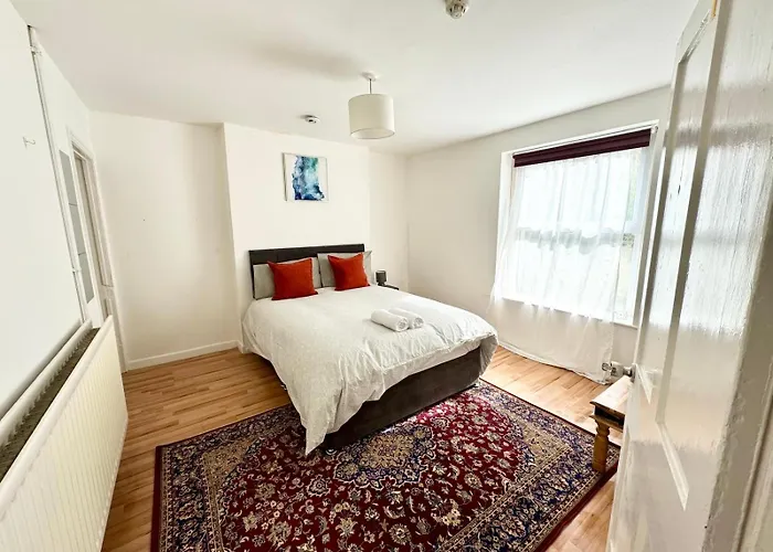 Spacious Near City Centre בריסטול
